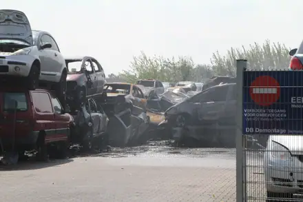 Brand bij autodemontagebedrijf Hoogeveen is onder controle — foto 6 van 8