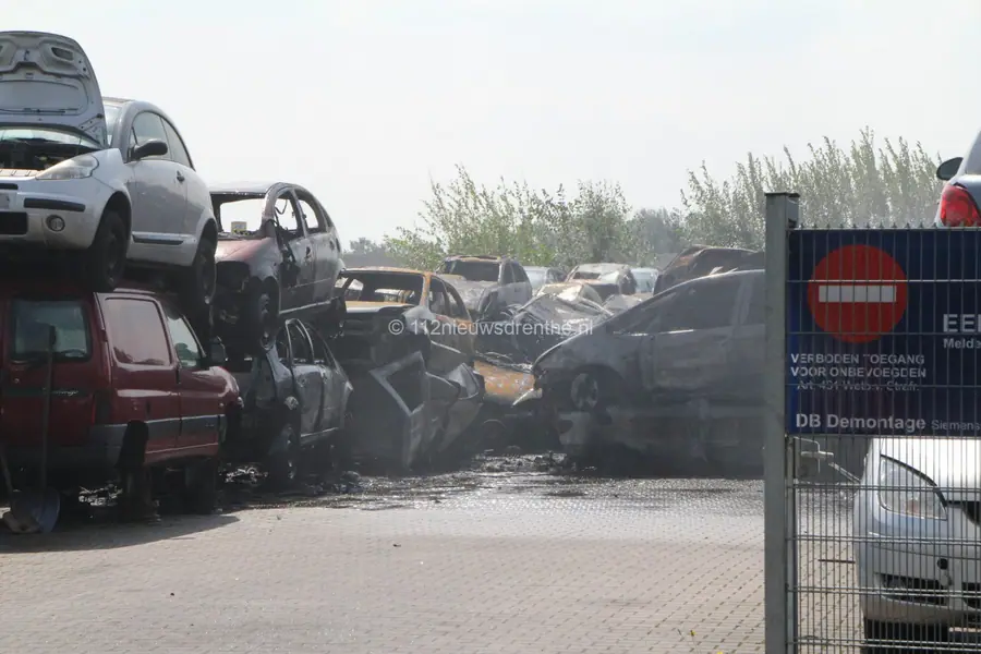 Brand bij autodemontagebedrijf Hoogeveen is onder controle