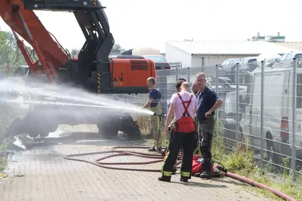 Brand bij autodemontagebedrijf Hoogeveen is onder controle — foto 3 van 8