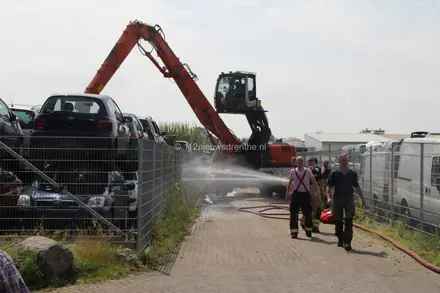 Brand bij autodemontagebedrijf Hoogeveen is onder controle — foto 4 van 8