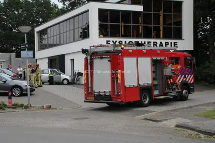 Gewonde door botsing tegen bedrijfsgebouw in Emmen — foto 2 van 10