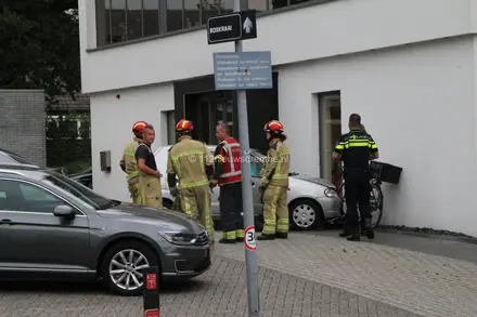 Gewonde door botsing tegen bedrijfsgebouw in Emmen — foto 1 van 10