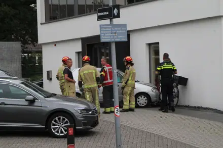 Gewonde door botsing tegen bedrijfsgebouw in Emmen — foto 7 van 10