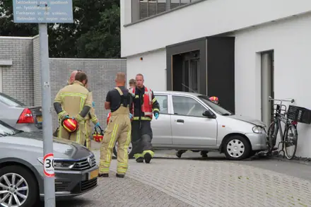 Gewonde door botsing tegen bedrijfsgebouw in Emmen — foto 8 van 10