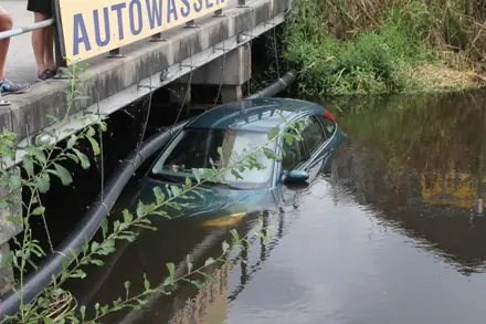 Auto krijgt onbedoelde wasbeurt in de sloot — foto 3 van 4