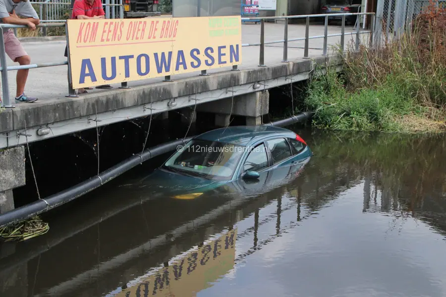 Auto krijgt onbedoelde wasbeurt in de sloot