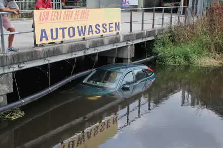 Auto krijgt onbedoelde wasbeurt in de sloot — foto 4 van 4