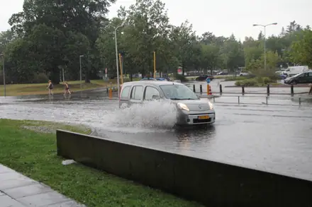 Wolkbreuk in Emmen: straten staan blank en lekkage in verloskamers — foto 10 van 12