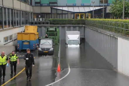 Wolkbreuk in Emmen: straten staan blank en lekkage in verloskamers — foto 11 van 12