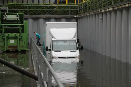 Wolkbreuk in Emmen: straten staan blank en lekkage in verloskamers — foto 6 van 12