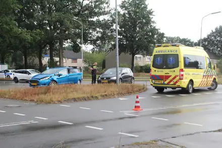 Auto’s botsen op kruising Brinkenweg met de Nieuw-Amsterdamsestraat — foto 5 van 8