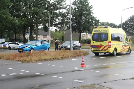 Auto’s botsen op kruising Brinkenweg met de Nieuw-Amsterdamsestraat — foto 2 van 8