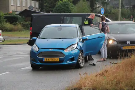 Auto’s botsen op kruising Brinkenweg met de Nieuw-Amsterdamsestraat — foto 6 van 8