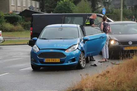 Auto’s botsen op kruising Brinkenweg met de Nieuw-Amsterdamsestraat — foto 3 van 8
