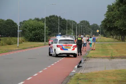 Automobilist botst met voertuig tegen lantaarnpaal in Emmen — foto 2 van 8