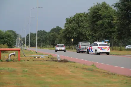 Automobilist botst met voertuig tegen lantaarnpaal in Emmen — foto 6 van 8