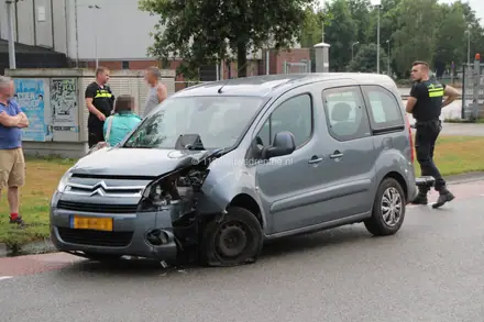 Automobilist botst met voertuig tegen lantaarnpaal in Emmen — foto 1 van 8