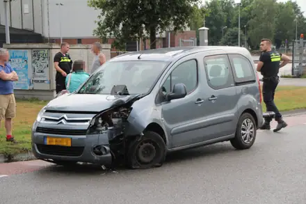 Automobilist botst met voertuig tegen lantaarnpaal in Emmen — foto 7 van 8