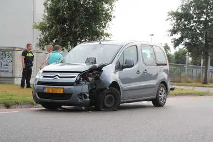 Automobilist botst met voertuig tegen lantaarnpaal in Emmen — foto 8 van 8