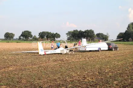 Zweefvliegtuig maakt noodlanding op weiland nabij Emmen — foto 3 van 6