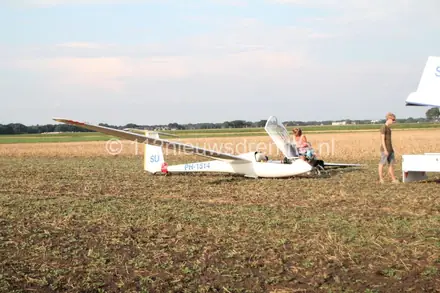 Zweefvliegtuig maakt noodlanding op weiland nabij Emmen — foto 1 van 6