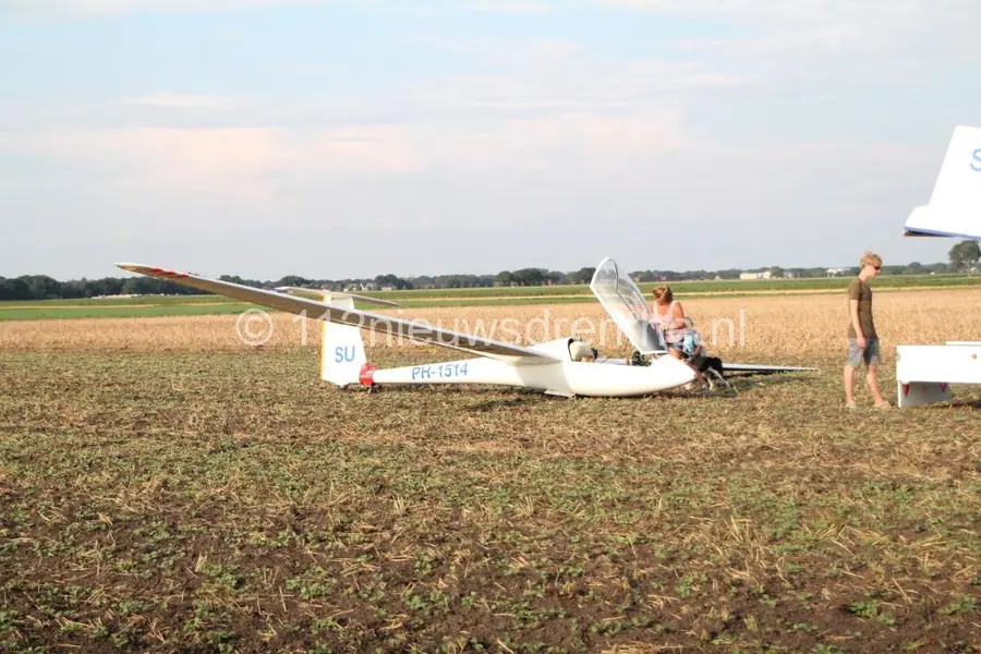 Zweefvliegtuig maakt noodlanding op weiland nabij Emmen