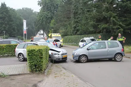 Automobilist gewond bij aanrijding in Emmen — foto 3 van 12