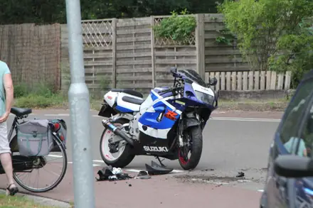 Motorrijder gewond na botsing met auto op de Brinkenweg in Emmen — foto 6 van 10