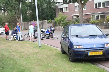Motorrijder gewond na botsing met auto op de Brinkenweg in Emmen — foto 3 van 10