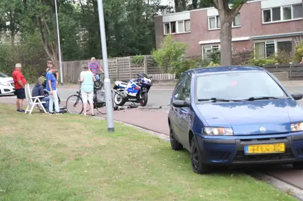 Motorrijder gewond na botsing met auto op de Brinkenweg in Emmen — foto 7 van 10
