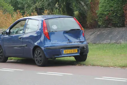 Motorrijder gewond na botsing met auto op de Brinkenweg in Emmen — foto 4 van 10