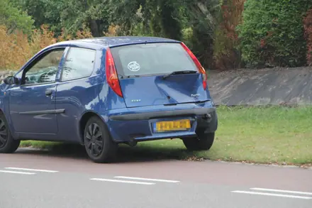 Motorrijder gewond na botsing met auto op de Brinkenweg in Emmen — foto 8 van 10