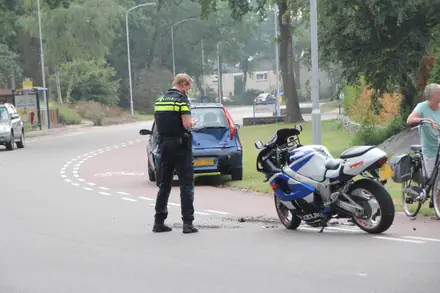 Motorrijder gewond na botsing met auto op de Brinkenweg in Emmen — foto 9 van 10