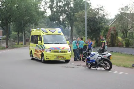 Motorrijder gewond na botsing met auto op de Brinkenweg in Emmen — foto 1 van 10