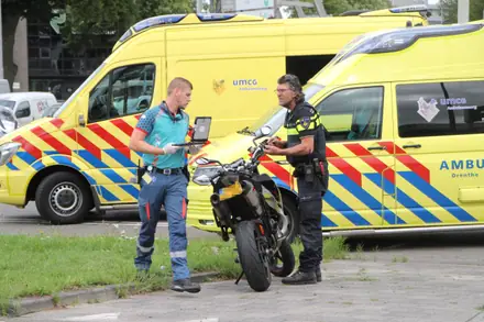 Motorrijder gewond na botsing met auto in Emmen — foto 3 van 4