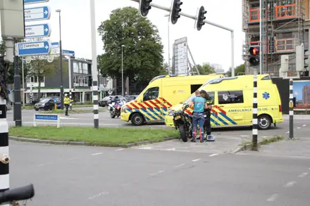 Motorrijder gewond na botsing met auto in Emmen — foto 4 van 4