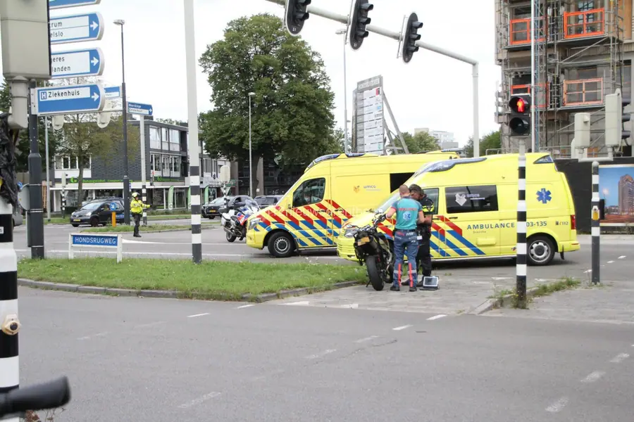 Motorrijder gewond na botsing met auto in Emmen