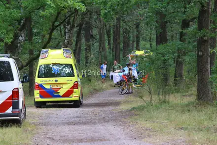 Mountainbiker zwaargewond geraakt bij botsing met boom bij Jonkersheide Gieten. — foto 2 van 6