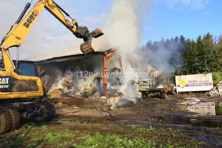 Loodsbrand in Schoonoord houdt brandweer urenlang bezig — foto 4 van 6