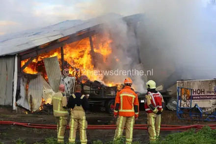 Loodsbrand in Schoonoord houdt brandweer urenlang bezig — foto 1 van 6