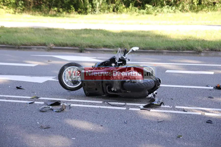 Scooter en lijnbus botsen op de Boermarkeweg in Emmen