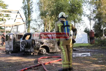 Twee auto’s en een grasmaaier in vlammen op in Nieuw-Schoonebeek — foto 2 van 4