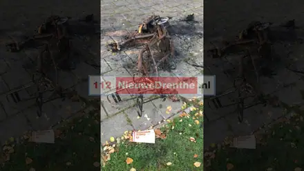 Scooter in de brand gestoken op speelveldje Emmermeer, politie zoekt getuigen — foto 1 van 2
