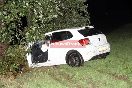 Auto raakt van de weg en botst op boom in Emmen — foto 2 van 3