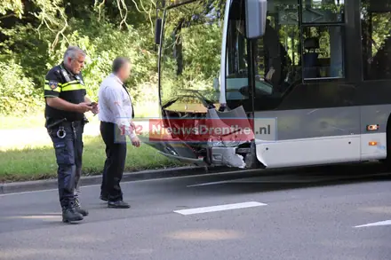 Scooter en lijnbus botsen op de Boermarkeweg in Emmen — foto 3 van 3