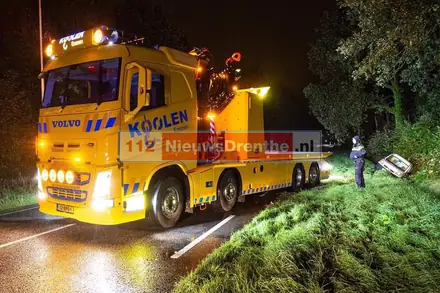 Busje komt in sloot terecht, bestuurder nergens te bekennen — foto 2 van 4
