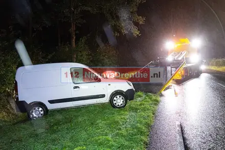 Busje komt in sloot terecht, bestuurder nergens te bekennen — foto 1 van 4