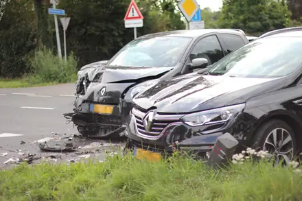 Auto’s zwaar beschadigd bij aanrijding in Emmen — foto 8 van 10