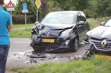 Auto’s zwaar beschadigd bij aanrijding in Emmen — foto 5 van 10