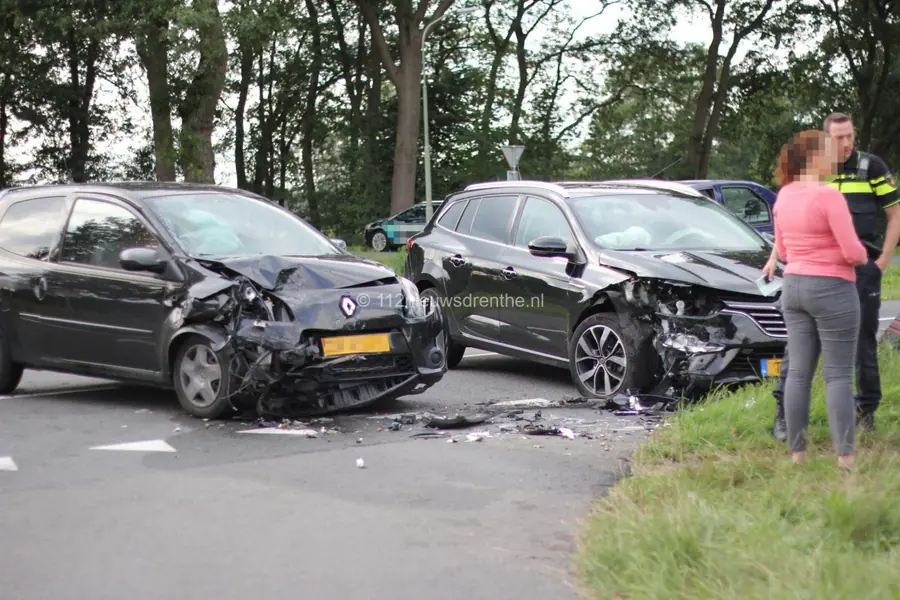 Auto’s zwaar beschadigd bij aanrijding in Emmen